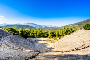 Blick auf das antike Theater von Epidaurus in Griechenland, bekannt für seine hervorragende Akustik und beeindruckende Architektur.