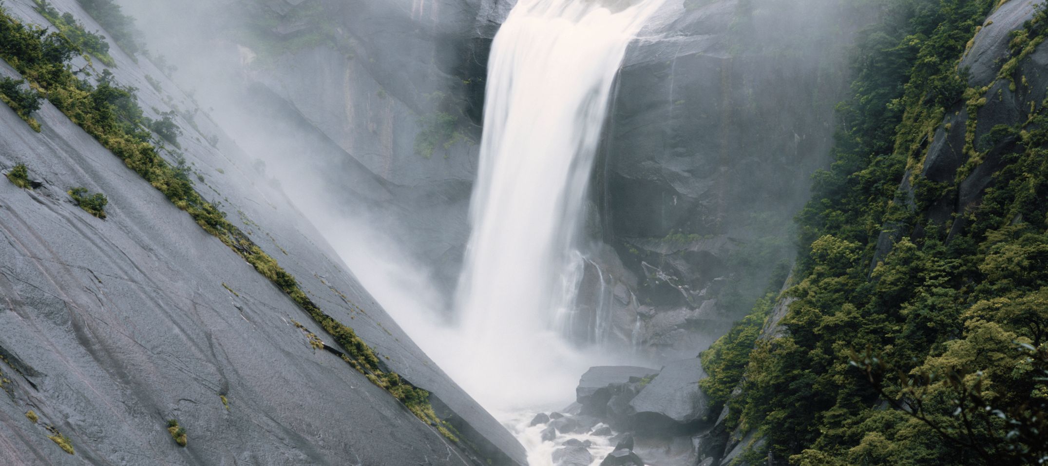 Spektakuläre Aussicht beim Senpiro-Wasserfall