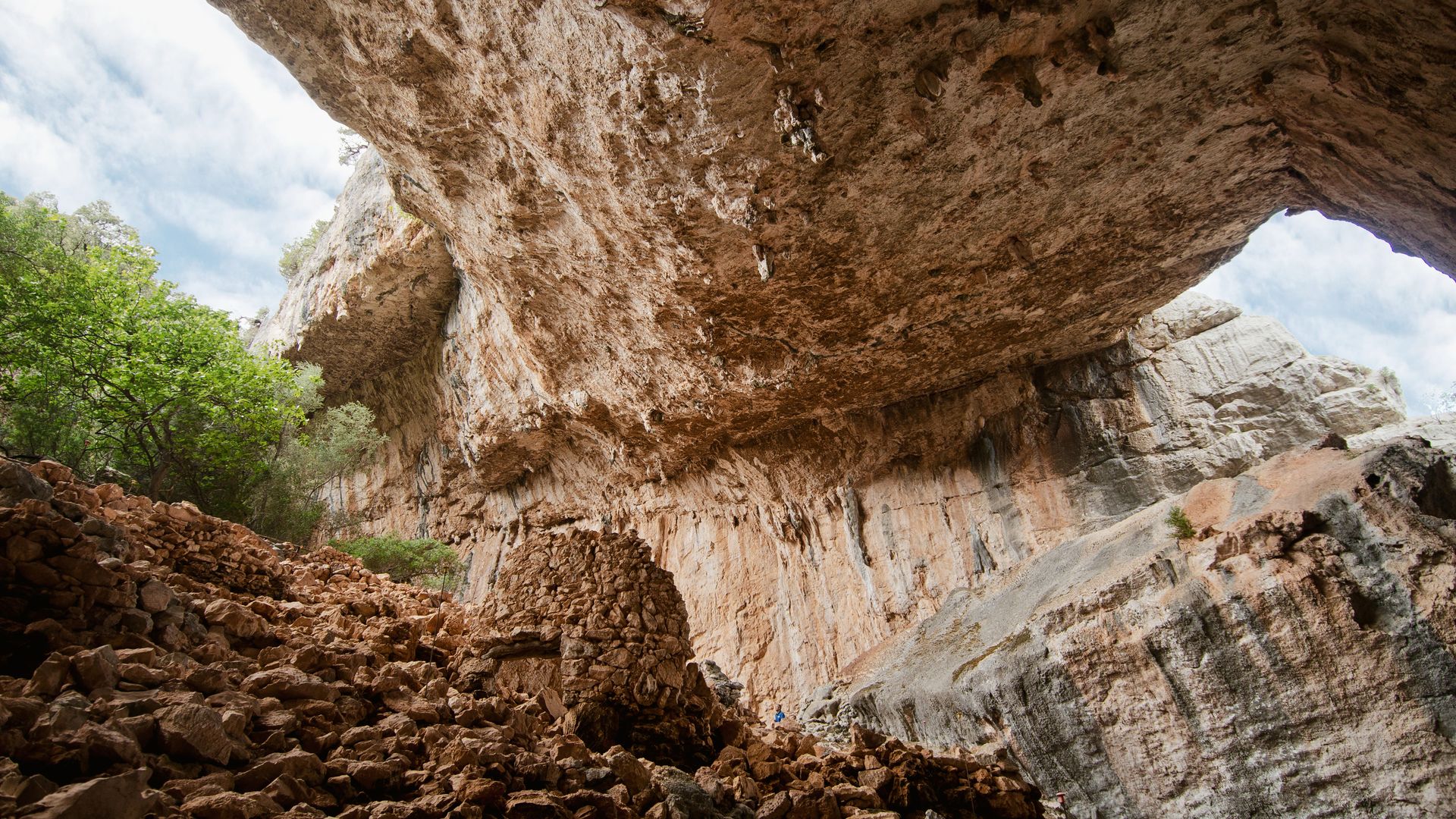 Sur le mont Tiscali (515 m) se trouve l'une des merveilles archéologiques de l'île : Tiscali, un village de l'époque nuragique (2e et 1er millénaires av. J.-C.)