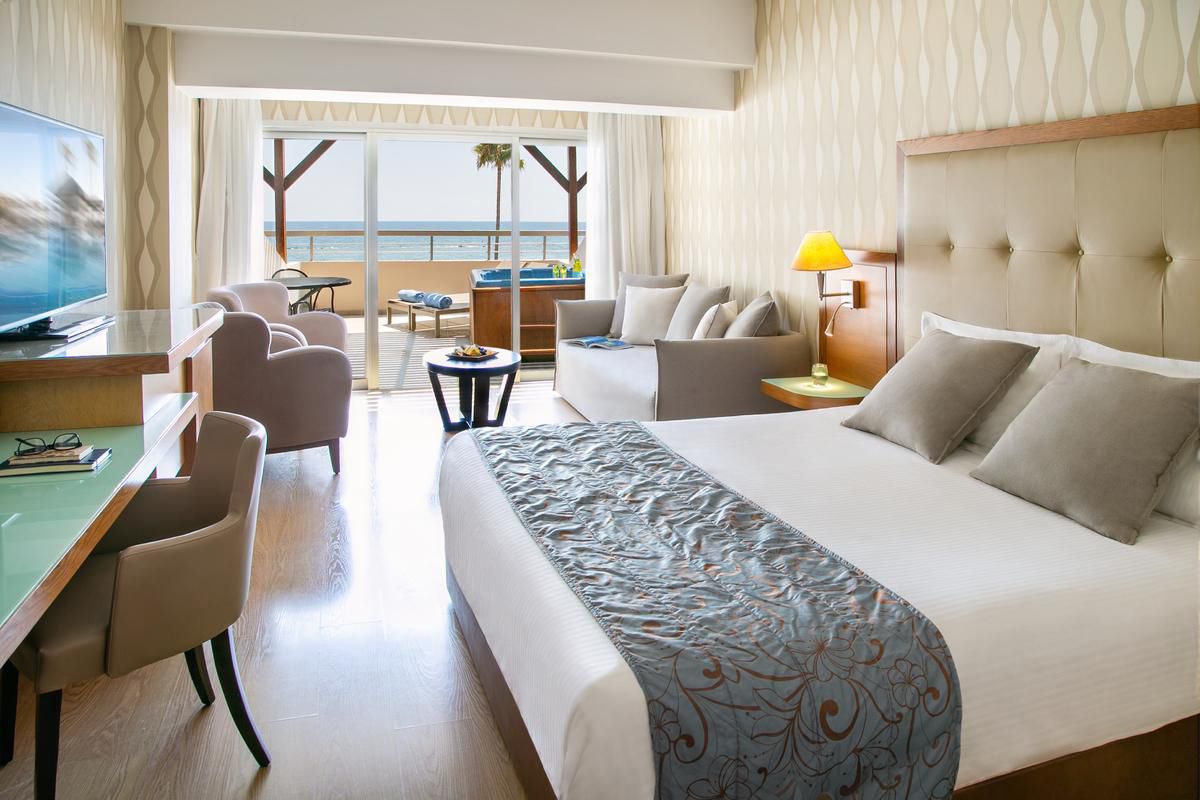 Deluxe-Terrassen-Suite Meersicht mit Whirlpool