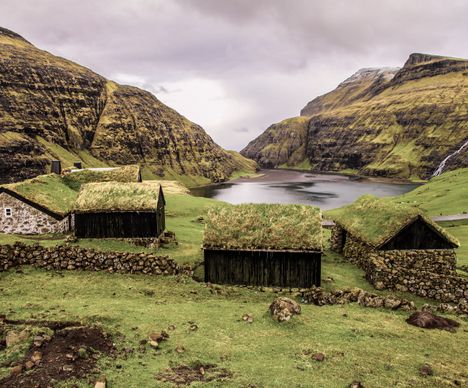 Des maisons aux toits d'herbe et une atmosphère unique