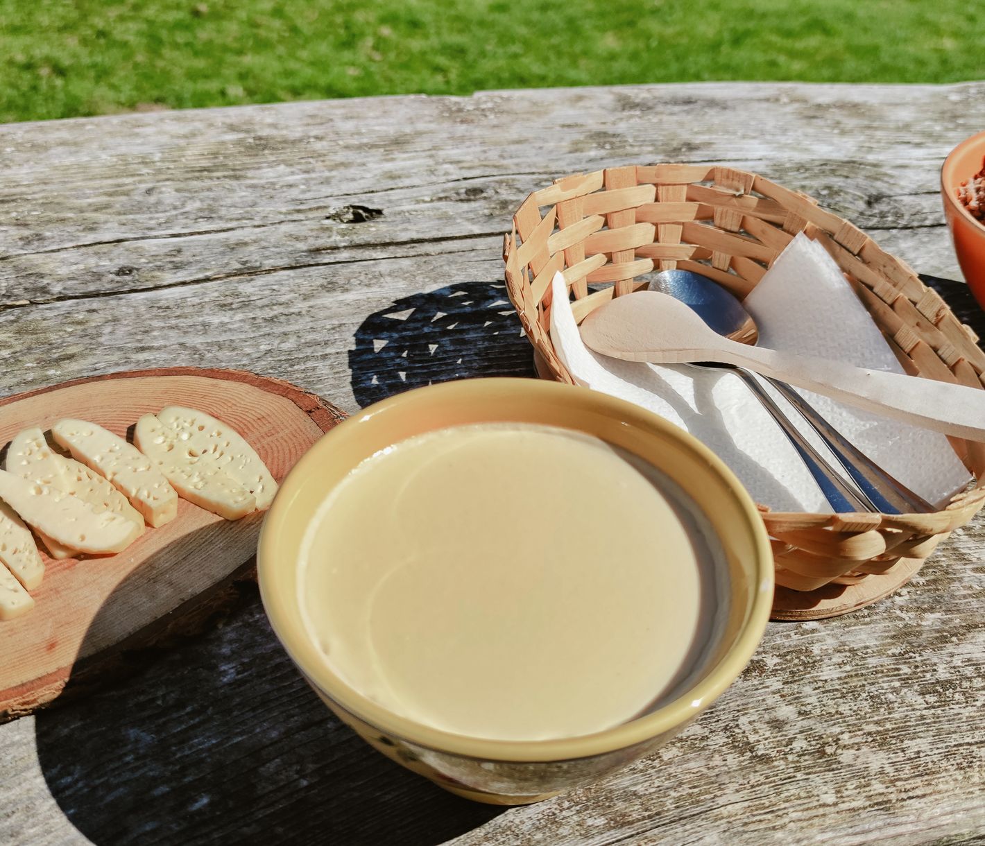 Repas traditionnel (lait aigre et bouilli de sarrasin avec jus de pomme fait maison) des bergers slovènes.