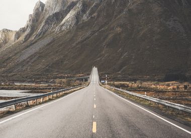 Die gigantischen Felsen der Lofoten bei Moskenesoy
