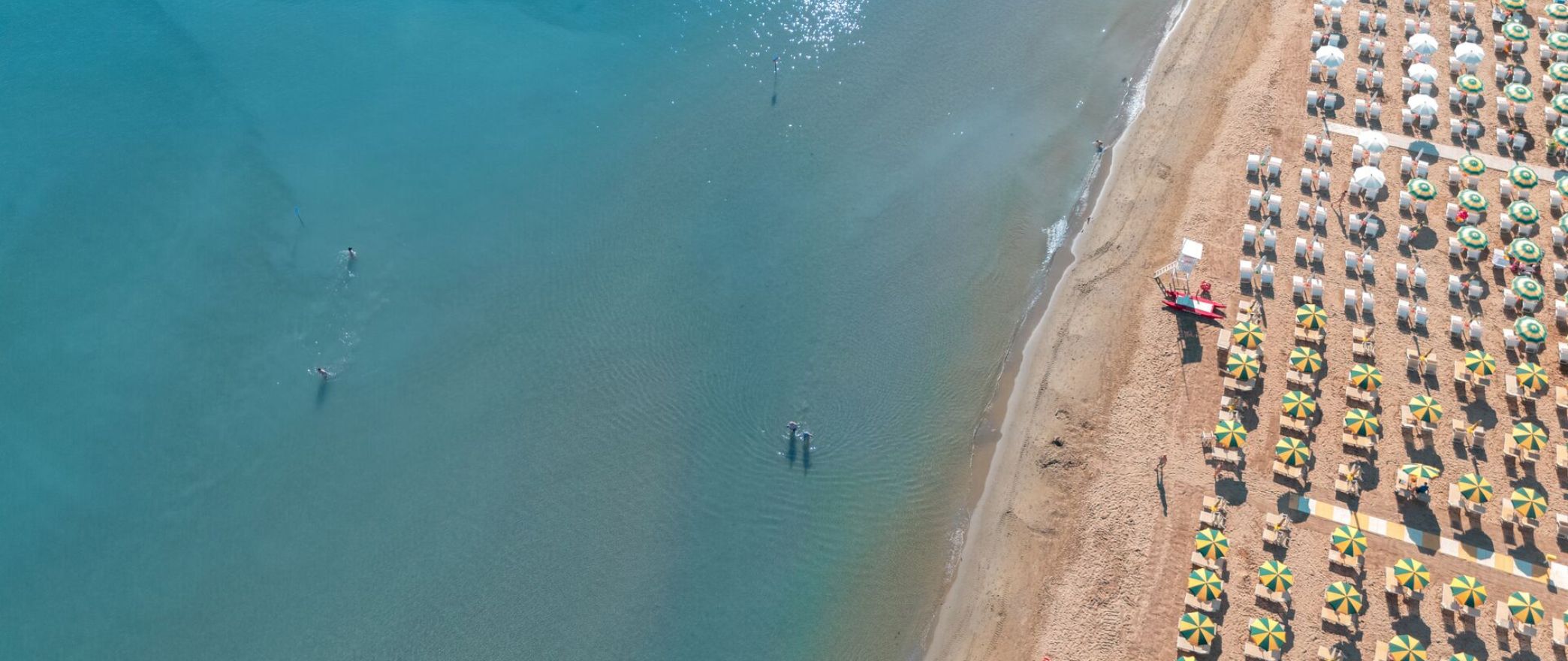 Blick über den kilometerlangen Strand von Rimini.