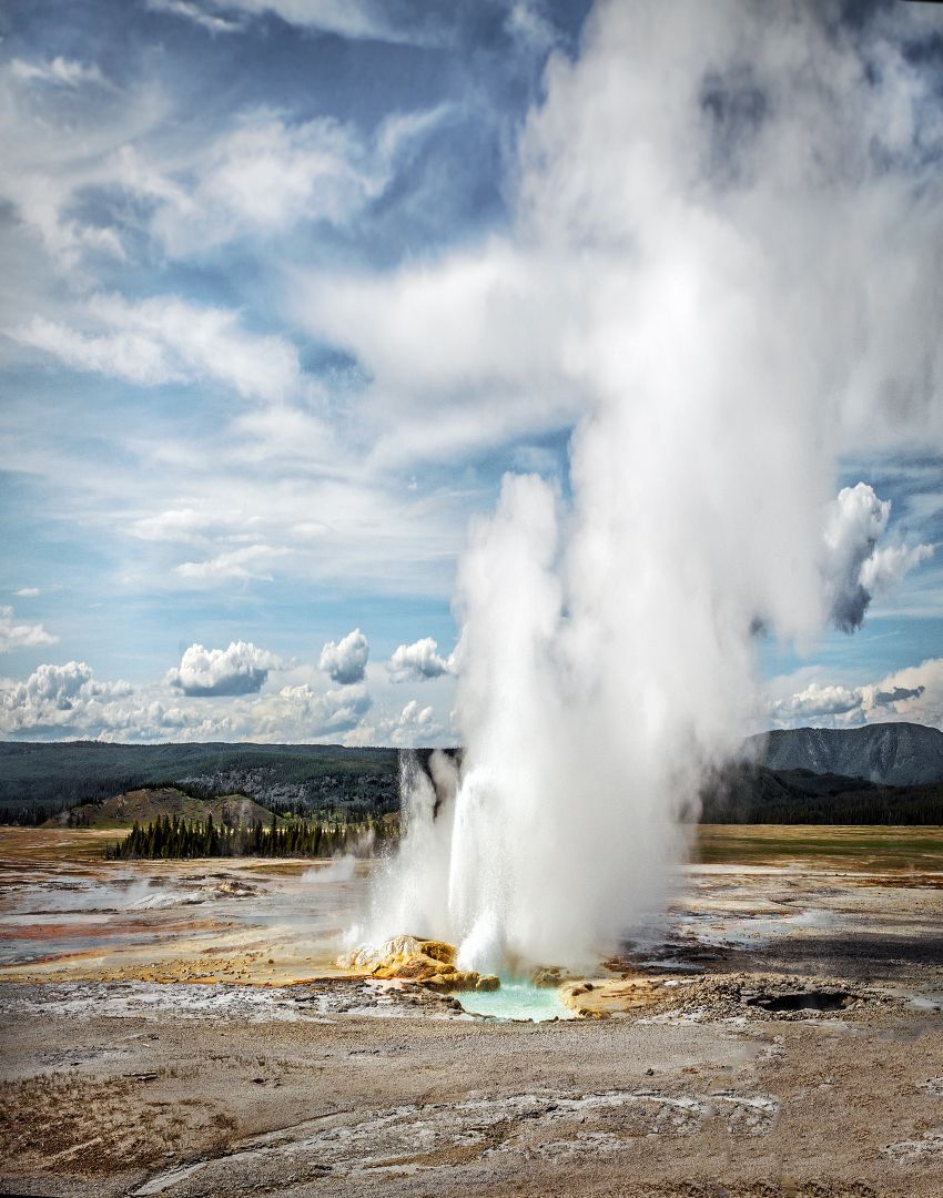 Old Faithful est l’un des presque 500 geysers de Yellowstone et compte parmi les rares que les rangers du parc peuvent prédire.
