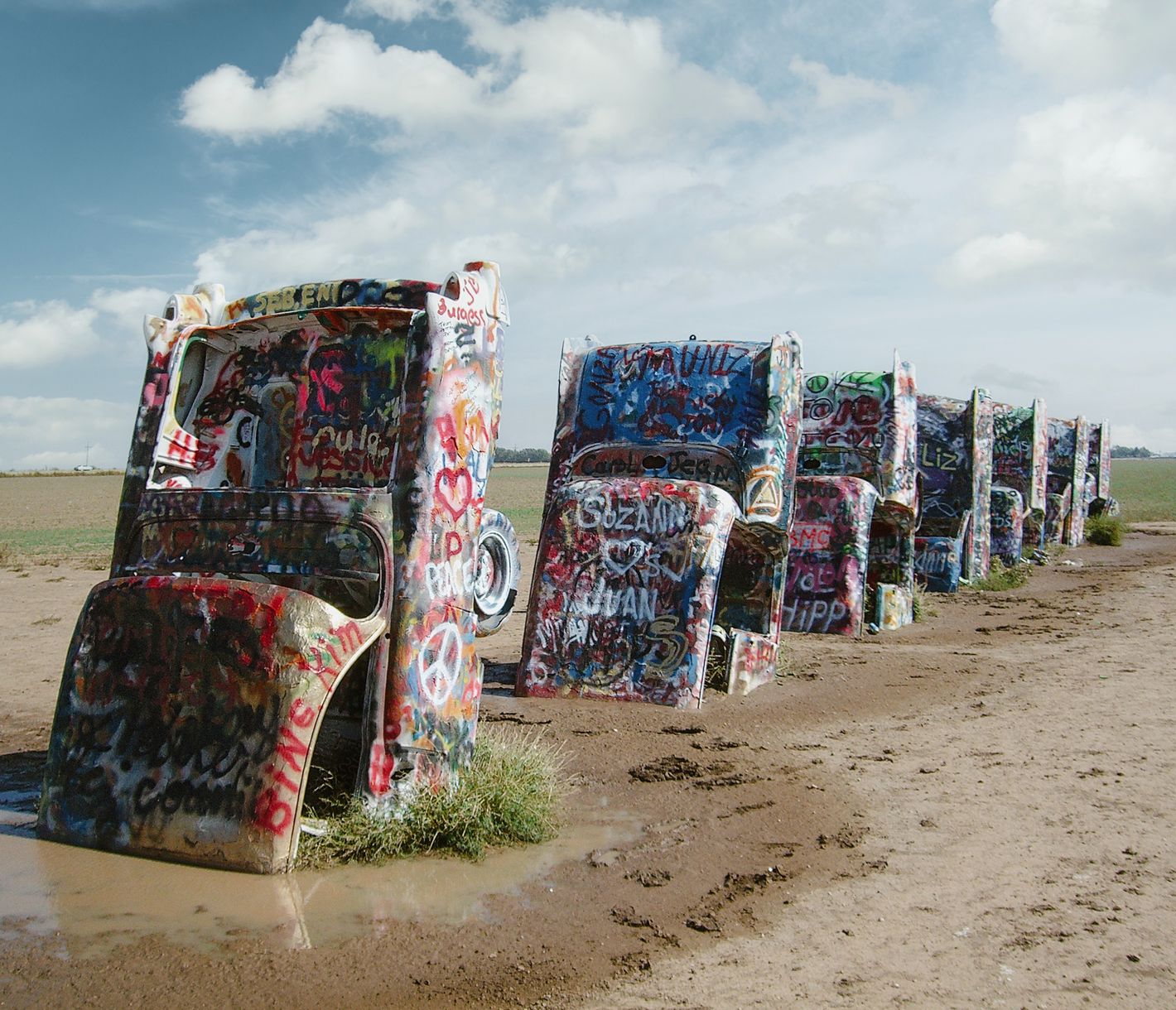 Die Cadillac Ranch in Amarillo, Texas, ist ein ikonisches Kunstwerk und ein beliebtes Fotomotiv an der legendären Route 66.