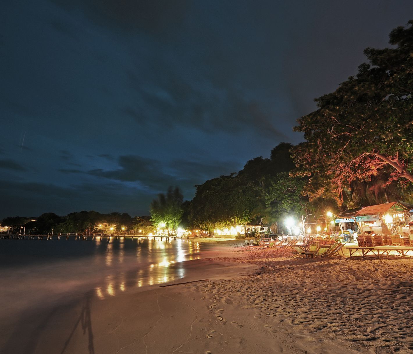 Romantische Stimmung am Abend am Strand von Sai Kaew
