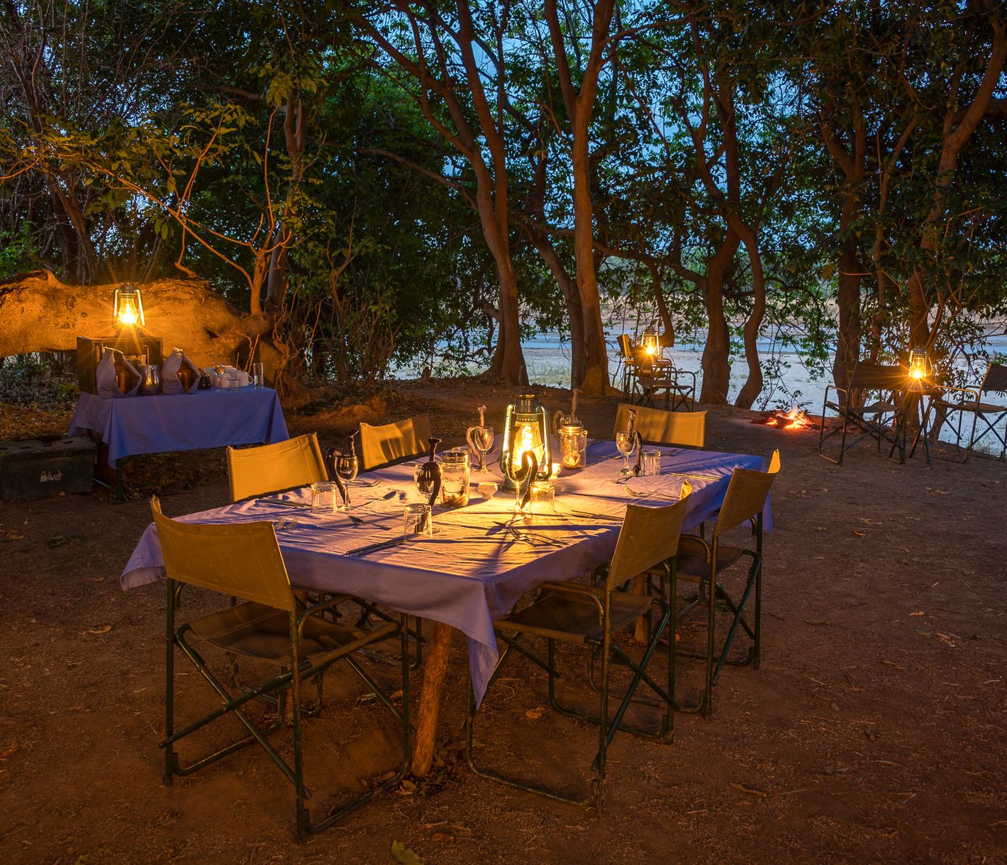 Nachtessen im Busch bei Dämmerung