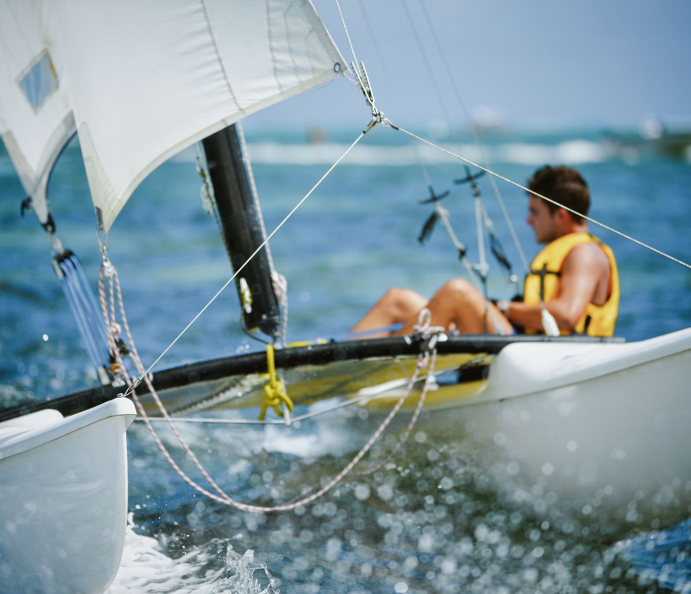 Segeln mit einem Hobie Cat in der Lagune vor dem Paradis Beachcomber Golf Resort & Spa.