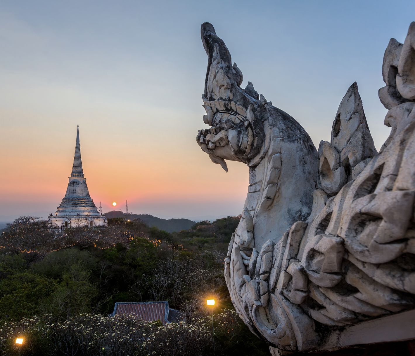 Der Phra Nakhon Khiri thront majestätisch oberhalb von Phetchaburi.