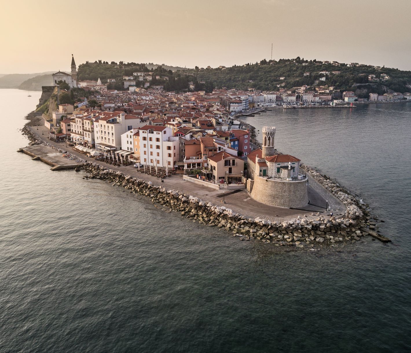 Luftblick auf das Küstenstädtchen Piran in Slowenien