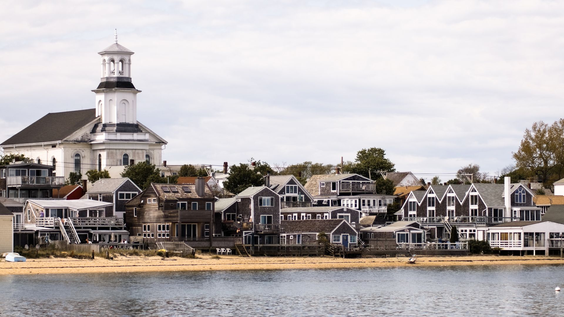 Provincetown liegt an der Spitze von Cape Cod in Massachusetts und ist bekannt für seine lebendige Kunstszene und seine reiche Geschichte.
