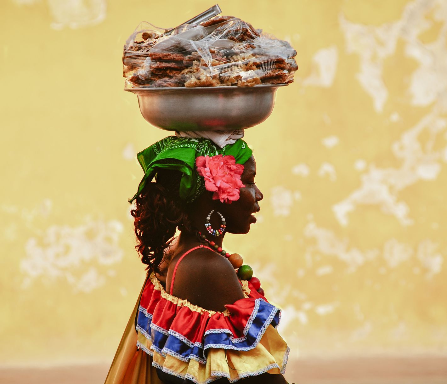 Palenqueras in Cartagena – traditionellerweise verkaufen Sie Früchte, hier auch mal Arepas.