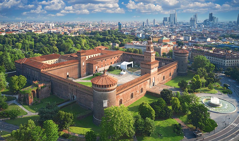Blick auf das Castello Sforzesco mit dem Stadtzentrum von Mailand im Hintergrund.