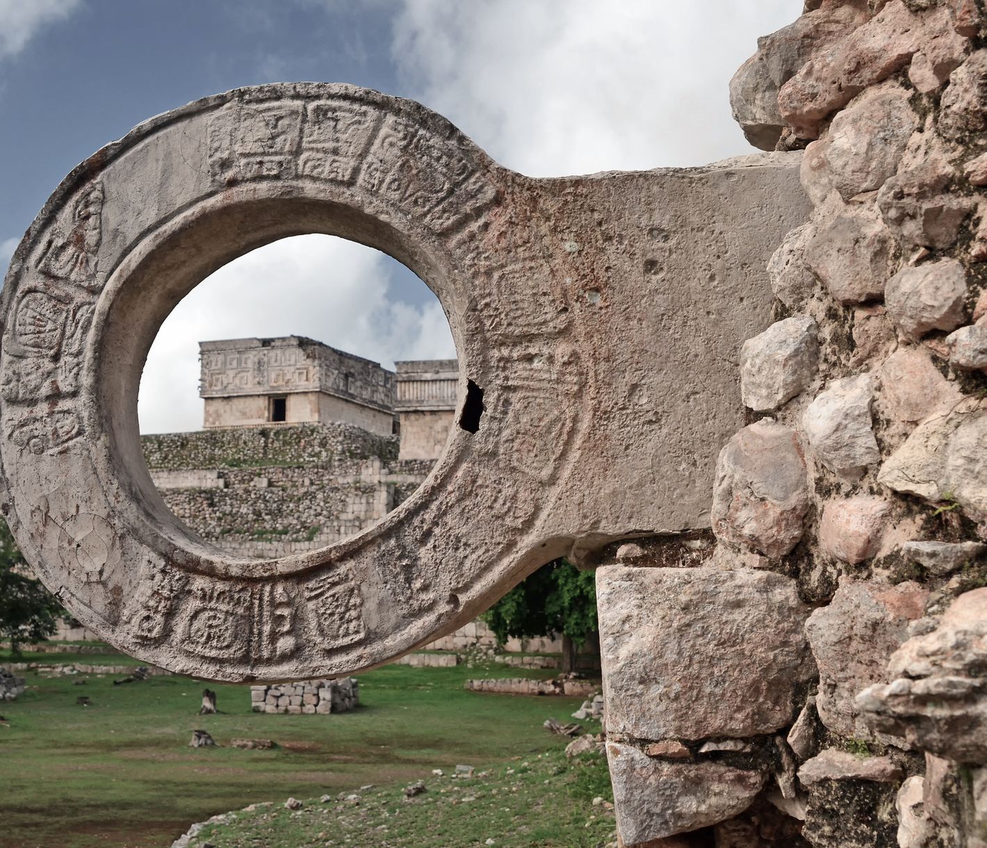 Die ominösen Steinringe für das Ballspiel der Maya existieren auch in Uxmal.