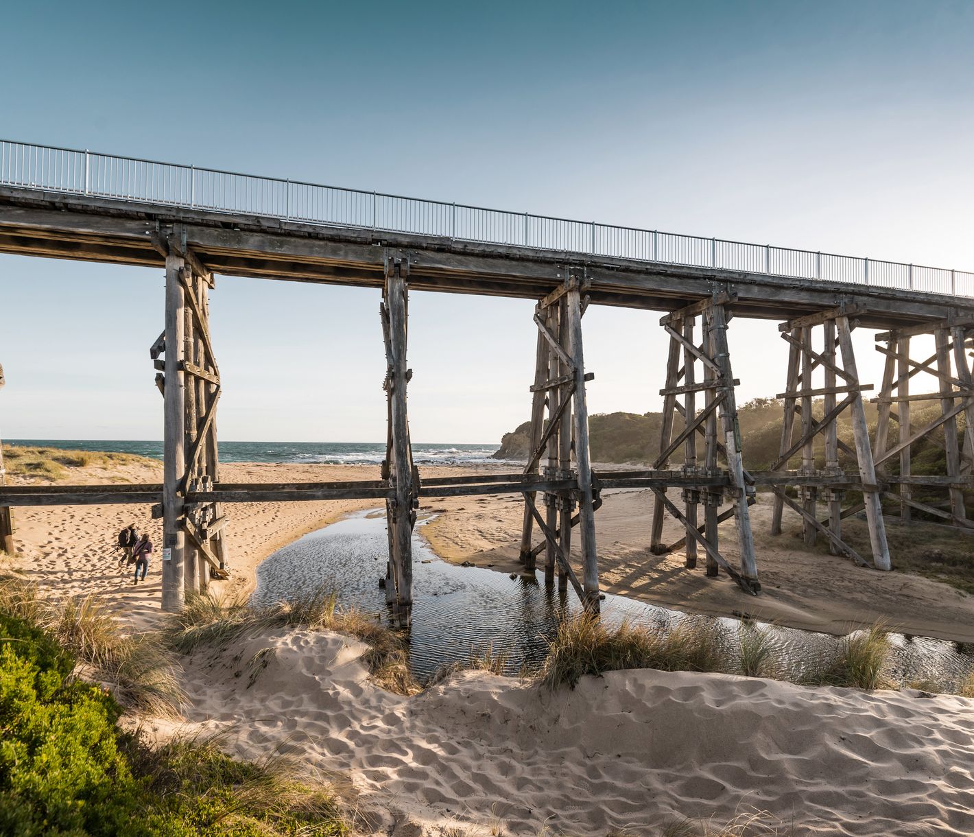 Eine Brücke am Strand