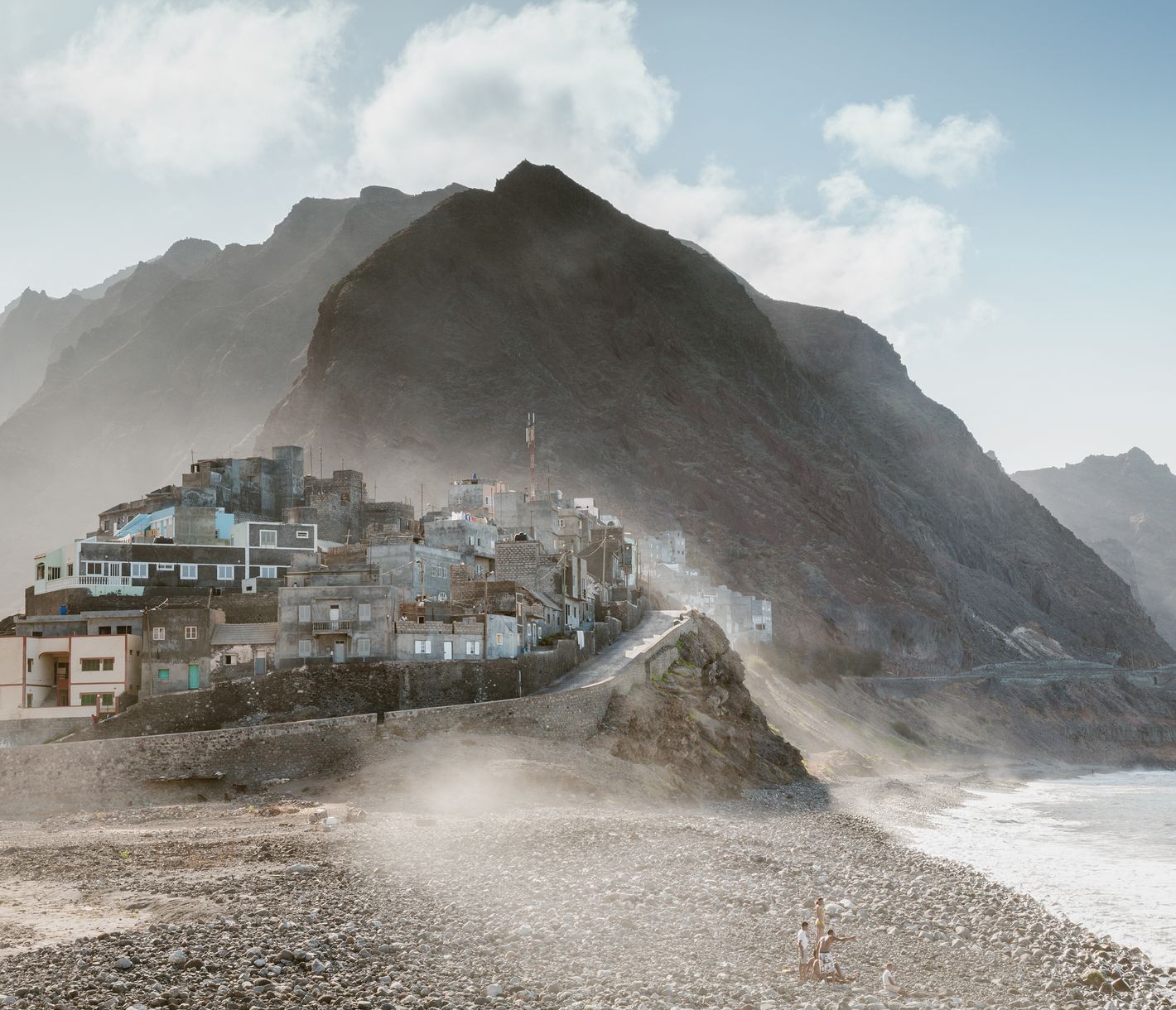 Das Städtchen Ribeira Grande auf Santo Antão trotzt den teils rauen Bedingungen.