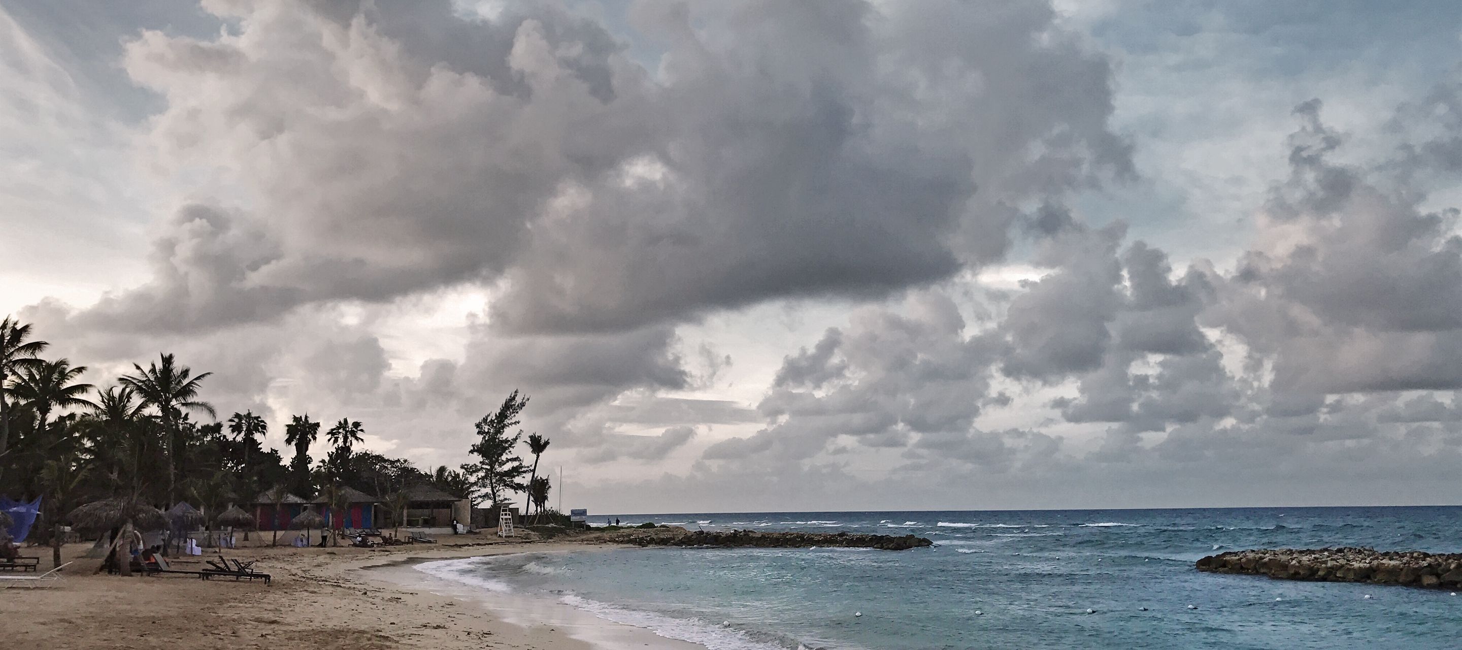 Idyllisches Farbenspiel, weisser Sand und das tiefblaue Karibische Meer