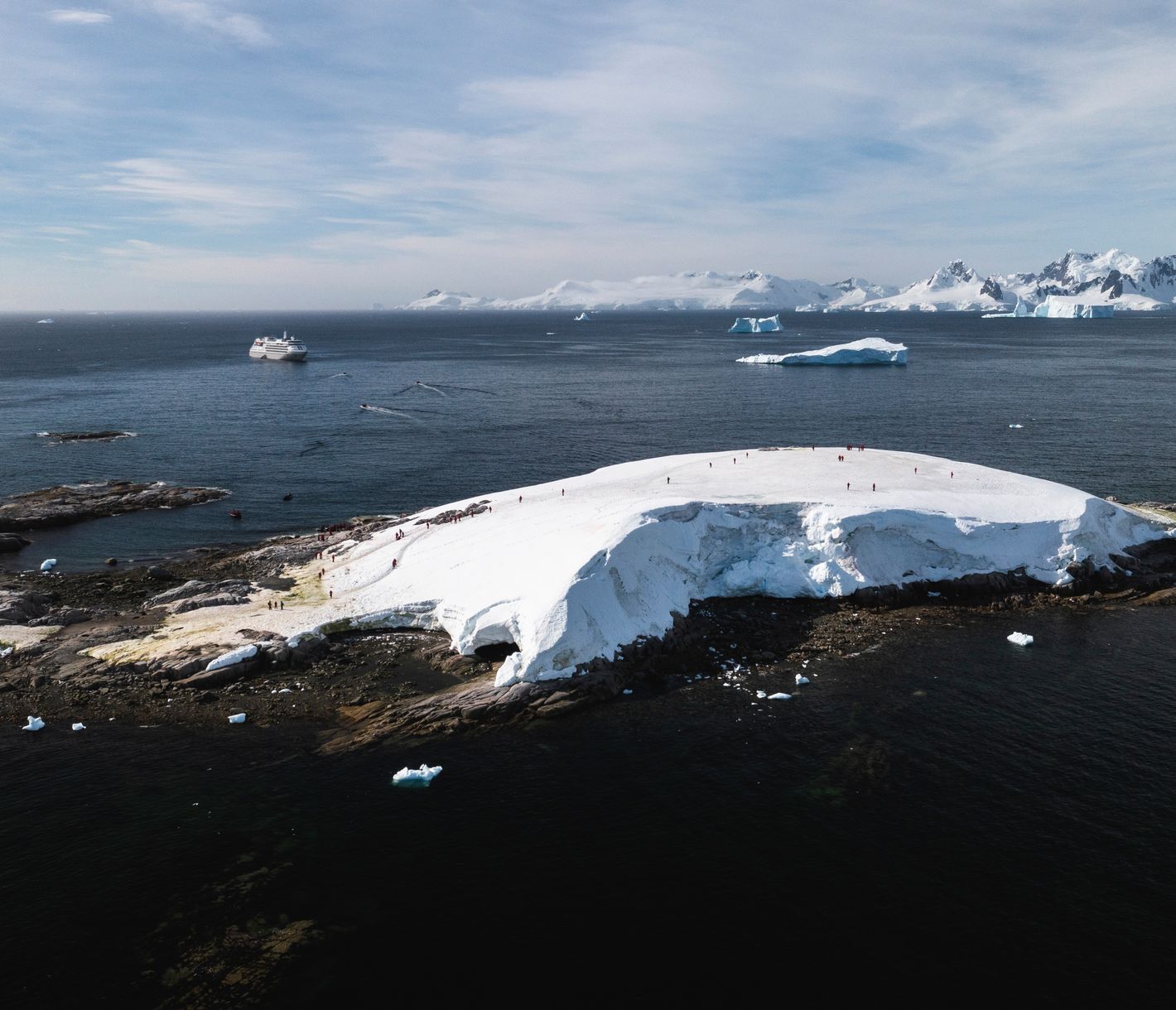 Expeditionsschiff vor Anker