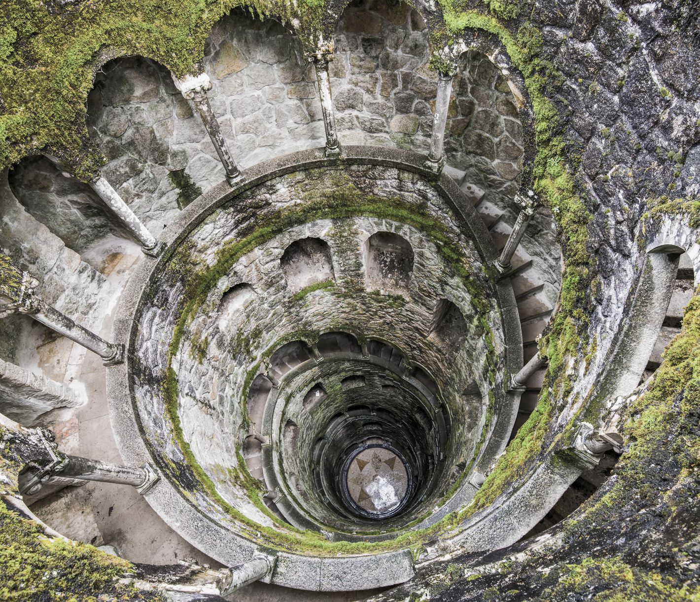 Der spiralförmige unterirdische Brunnen von Quinta da Regaleira