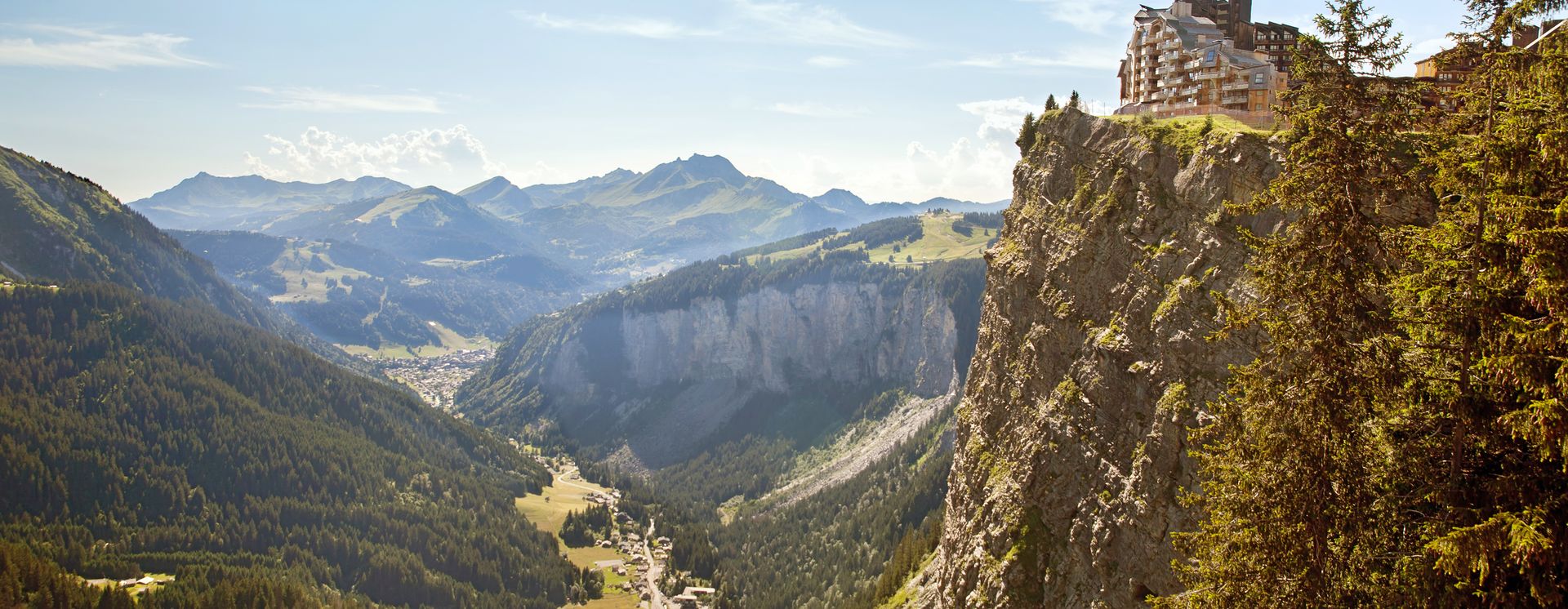 Panoramasicht auf Avoriaz mit der eindrucksvollen Klippe