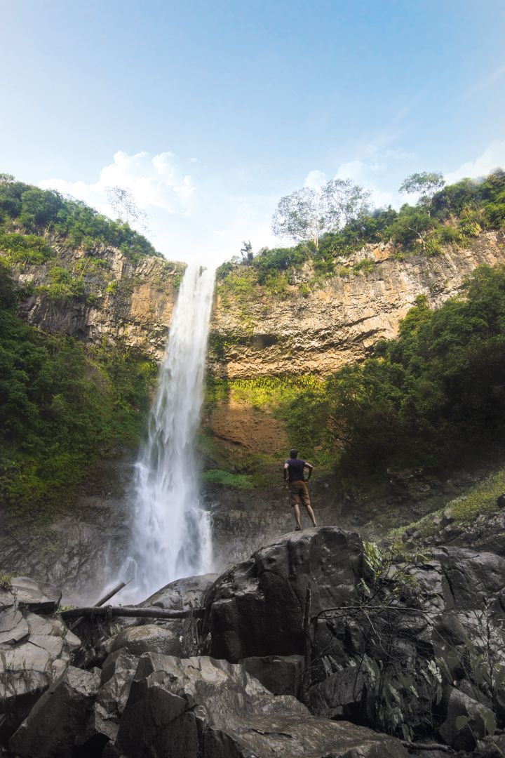 Der Chamarel-Wasserfall stürzt etwa 100 Meter spektakulär in die Tiefe.