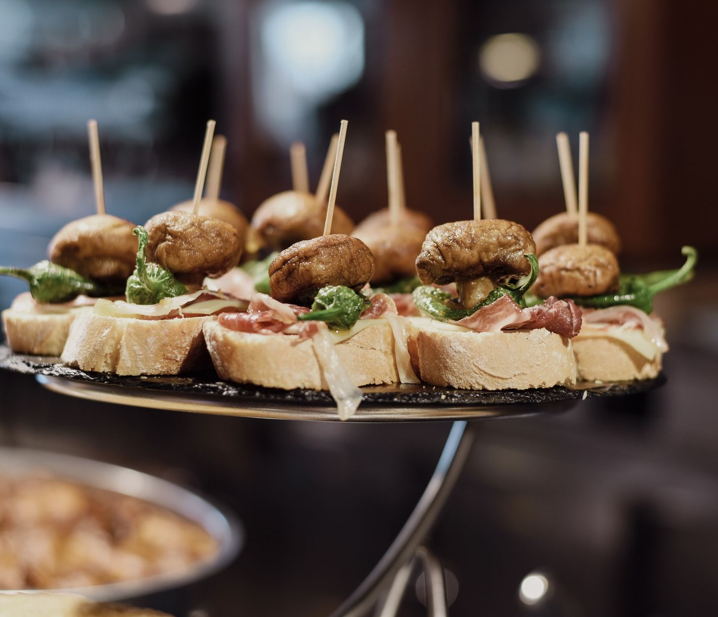 Pintxos sind für die Baskenregion typische Tapas.