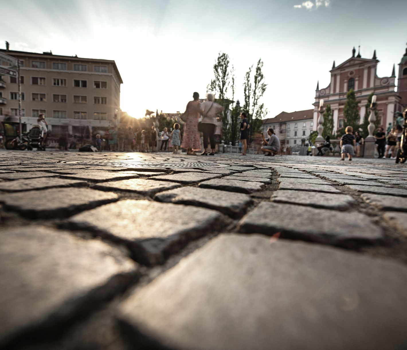 Die rosafarbene Franziskaner-Kirche auf dem Preseren-Platz in Ljubljana
