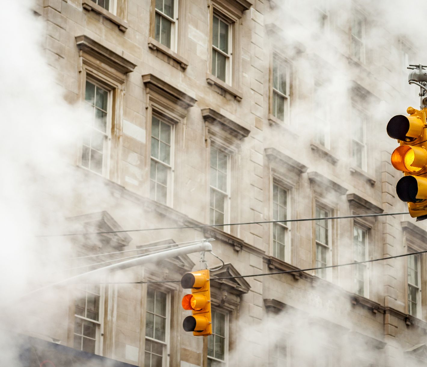 Hängende Lichtsignale und dampfende Gullys sind charakteristisch für New York City.