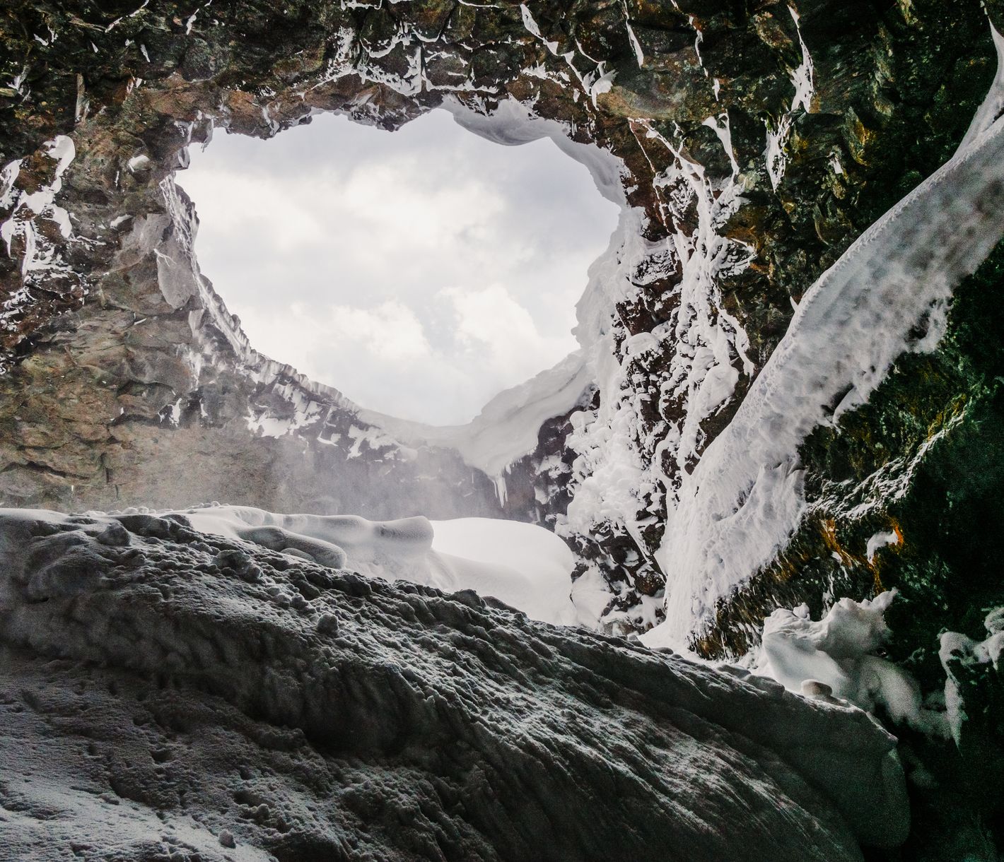 Entdecken Sie die versteckte Welt eines Lavatunnels!