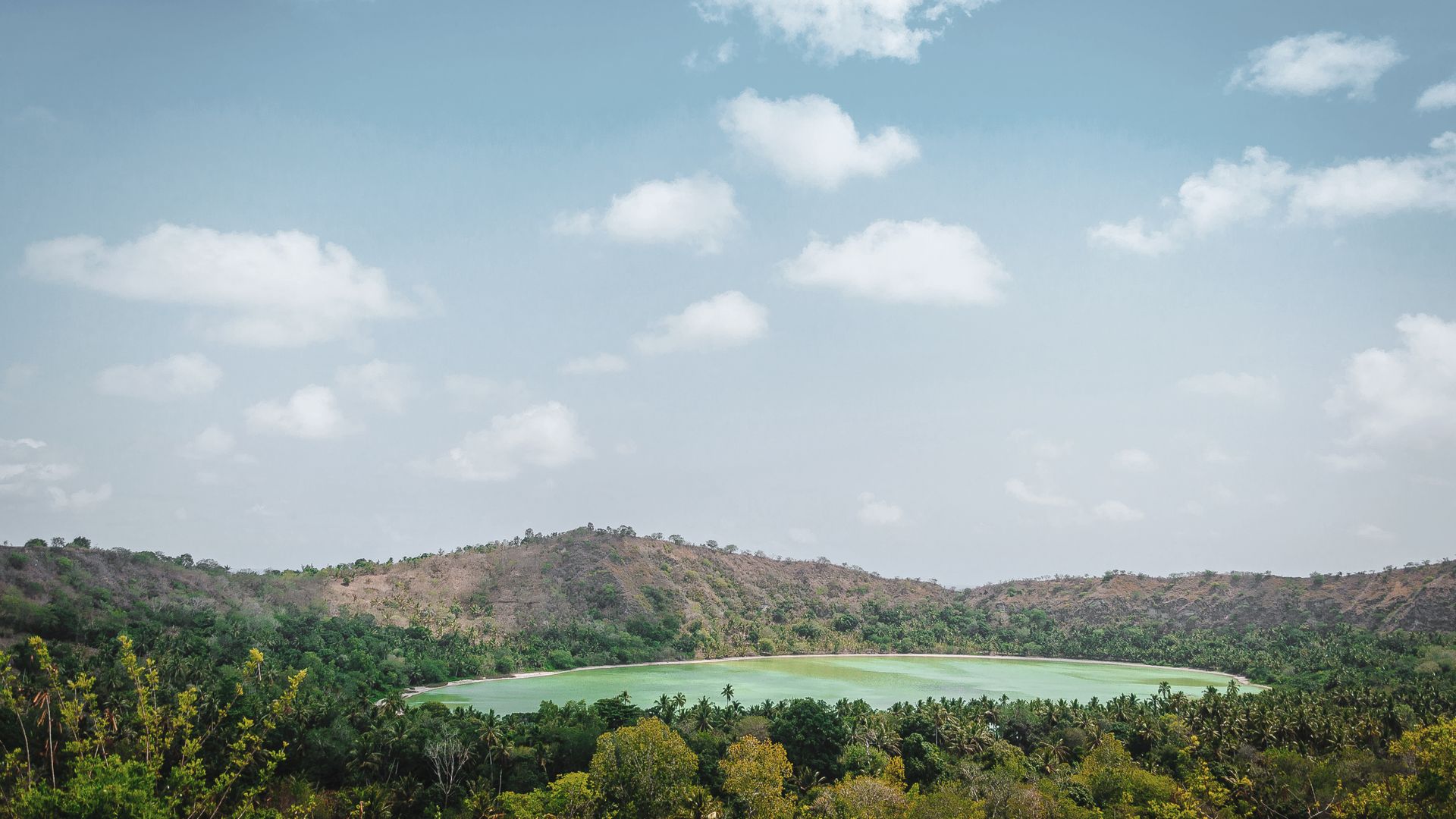 Point de vue sur le lac Dziani, merveille de la nature aux innombrables nuances de verts et de bleus