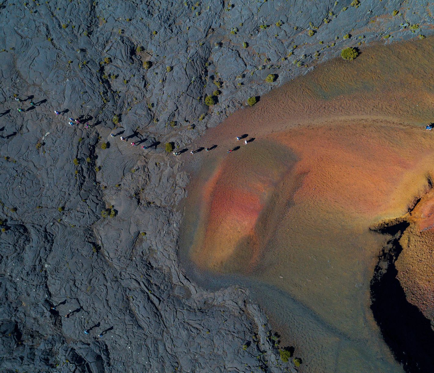 Das Farbspektakel beim Krater Formica Leo aus der Luft gesehen