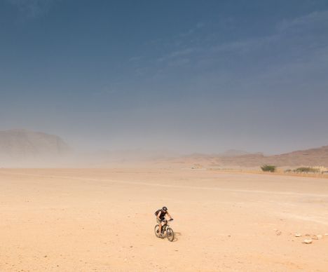 Fahrradfahrt durch die Wüste Jordaniens
