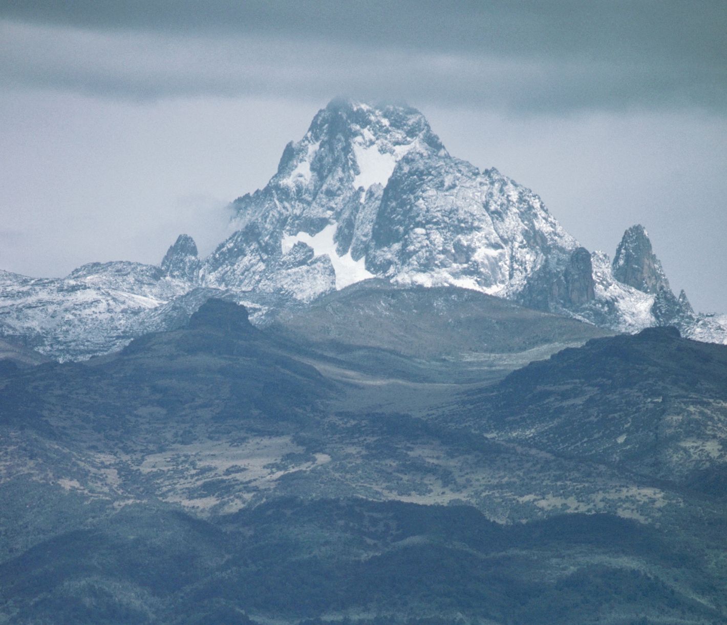 Schneebedeckter Mount Kenya, mit 5199 m der zweithöchste Berg Afrikas