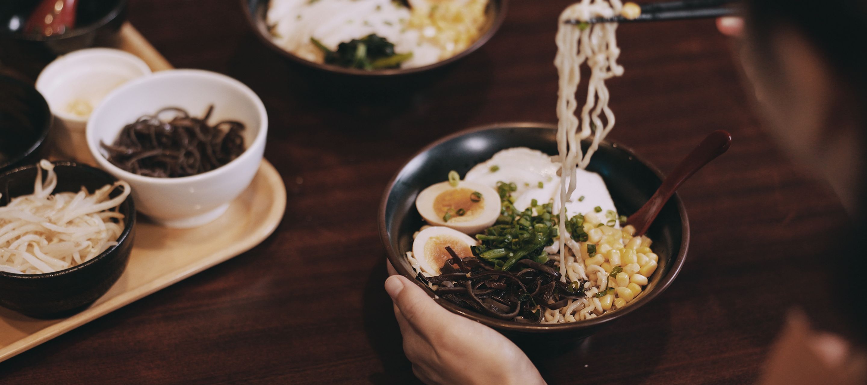 Nourriture asiatique, Ramen avec œuf, viande et légumes