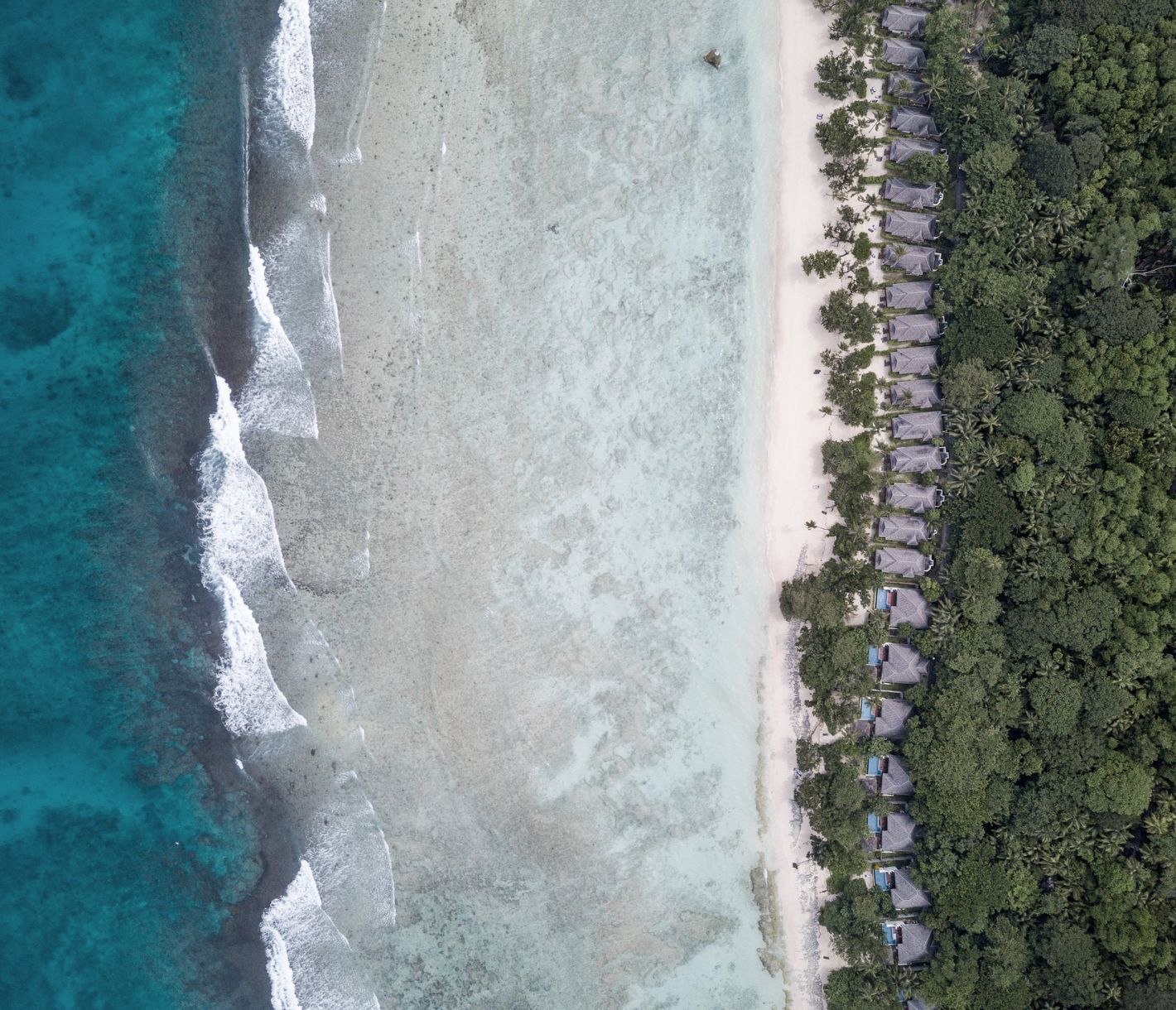 Bungalows am langen Sandstrand Anse La Passe auf Silhouette