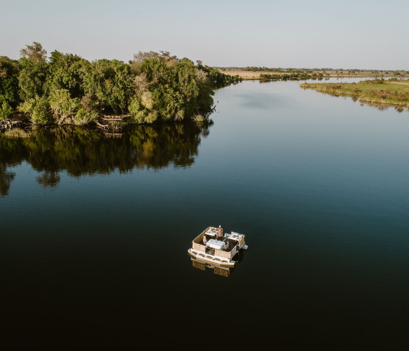 Romantisches Dinner im Okavango-Delta auf einem Floss