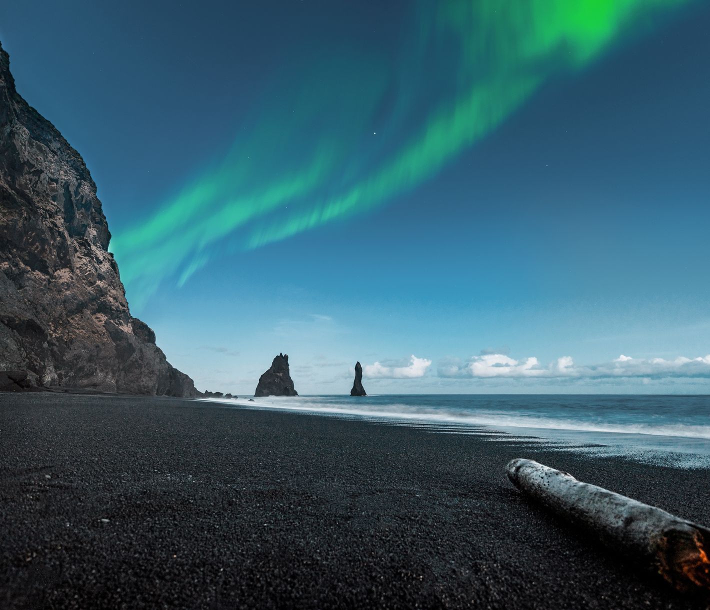 Nordlichter über dem schwarzen Strand von Reynisfjara