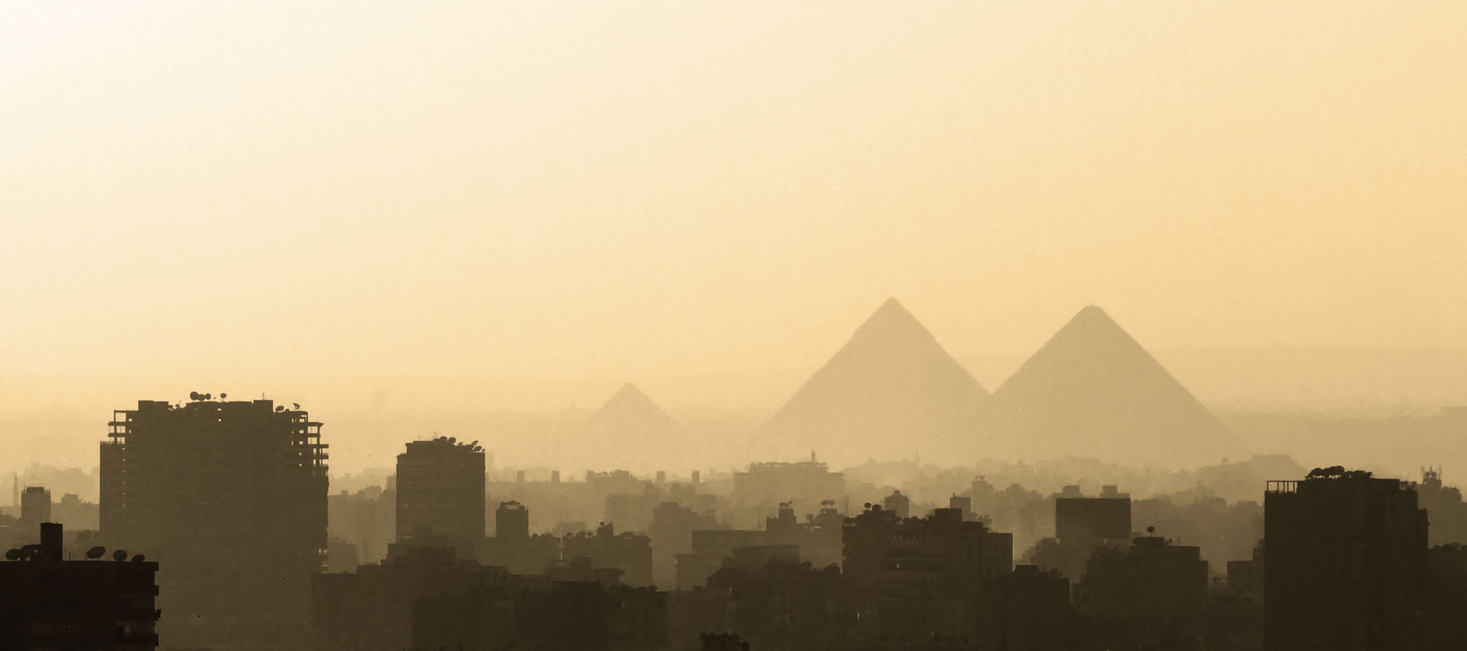 Die Pyramiden von Gizeh und Kairo im Licht der Wüste