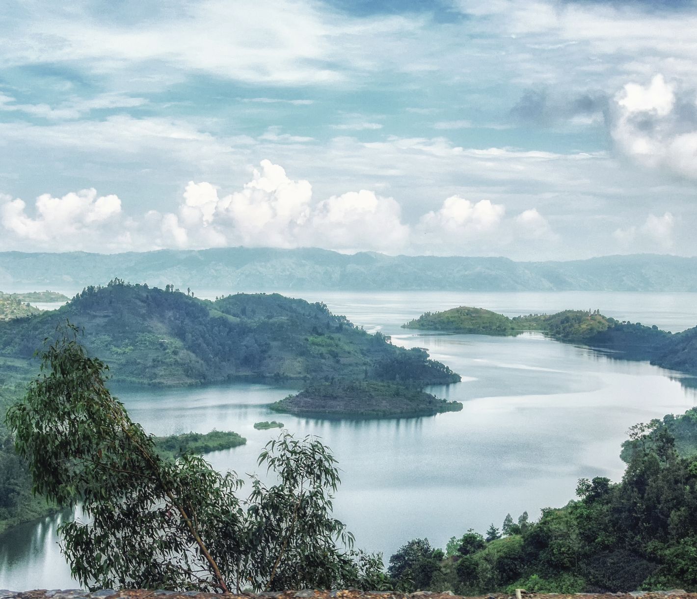 Der Kiwusee mit seiner malerischen Küstenlandschaft