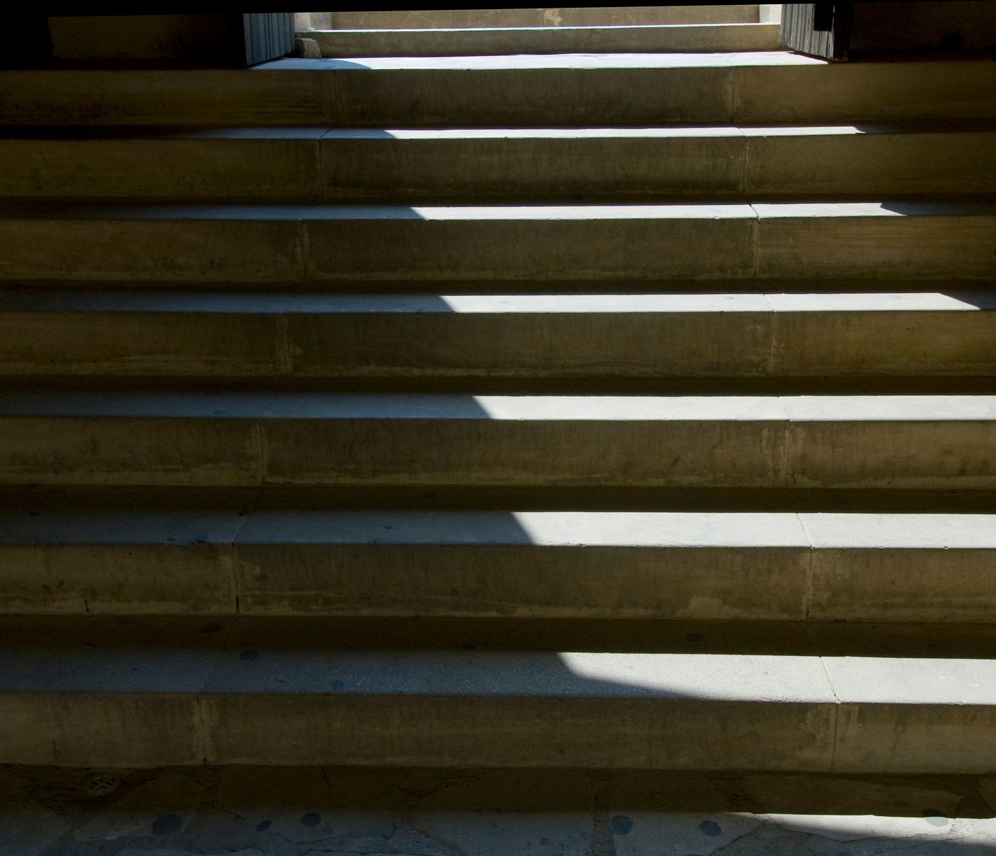 Escaliers pour entrer dans le monastère à Omodos