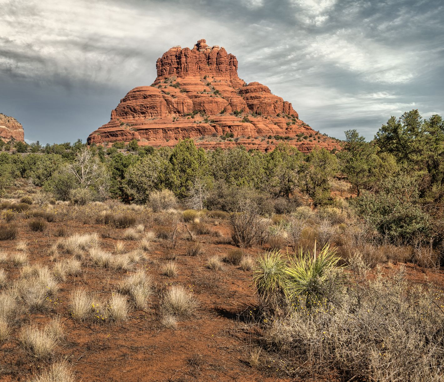 Sedona ist umgeben von einer roten Felsenlandschaft.