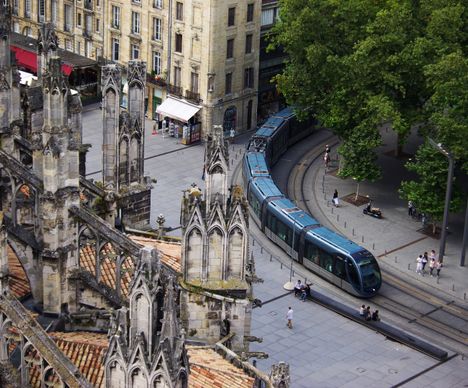 Tramway passant au pied de la cathédrale Saint-André