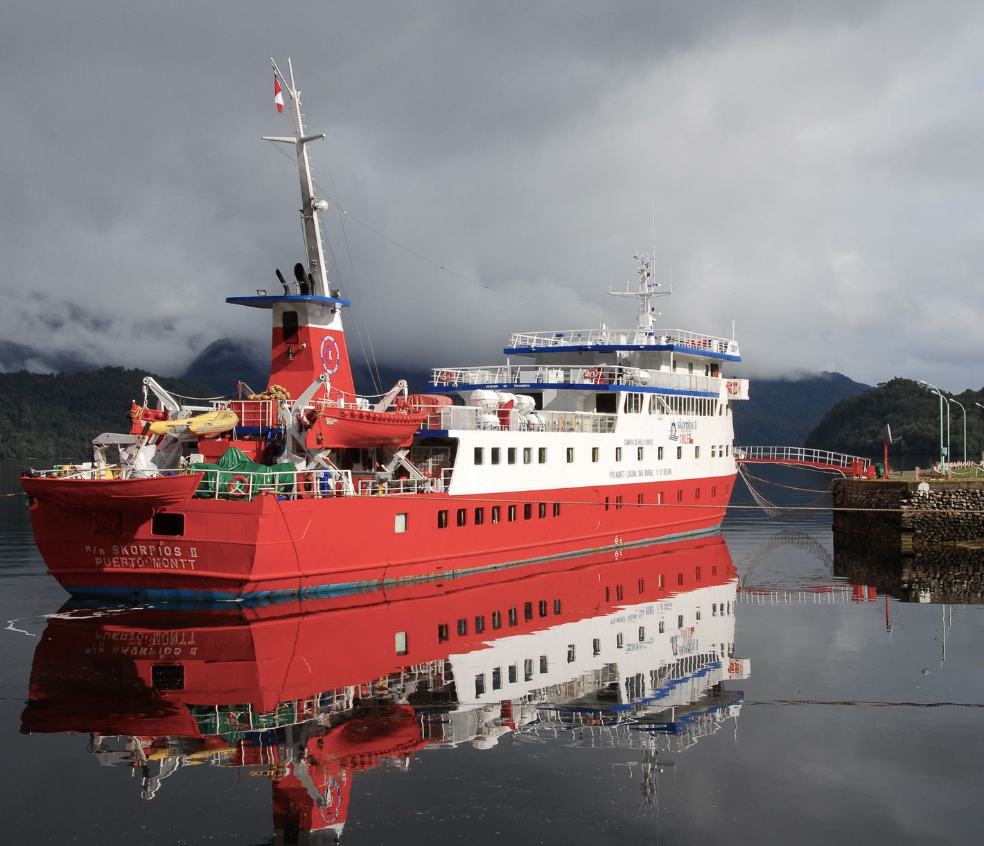 Gehen Sie im Quitralco Fjord an Land und geniessen Sie ein Bad im 32-38 Grad heissen Thermalwasser!