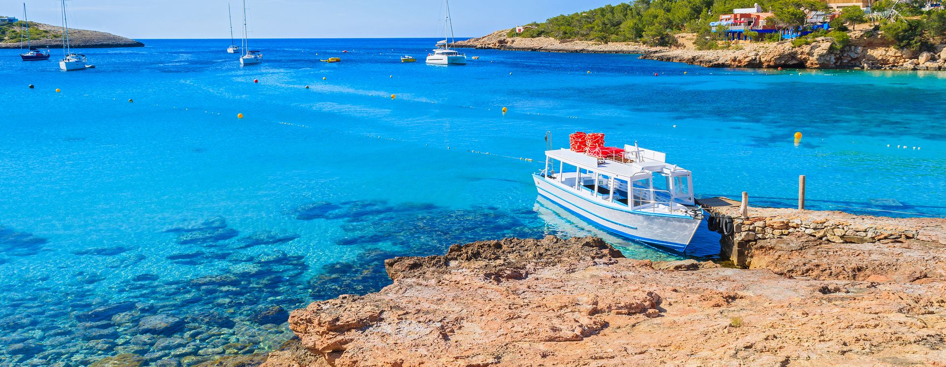 Boot in der Bucht von Cala Portinatx