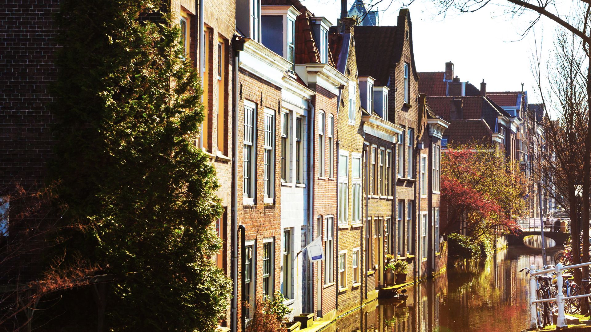 Canal bordé de maisons traditionnelles dans la ville de Delft, Hollande méridionale