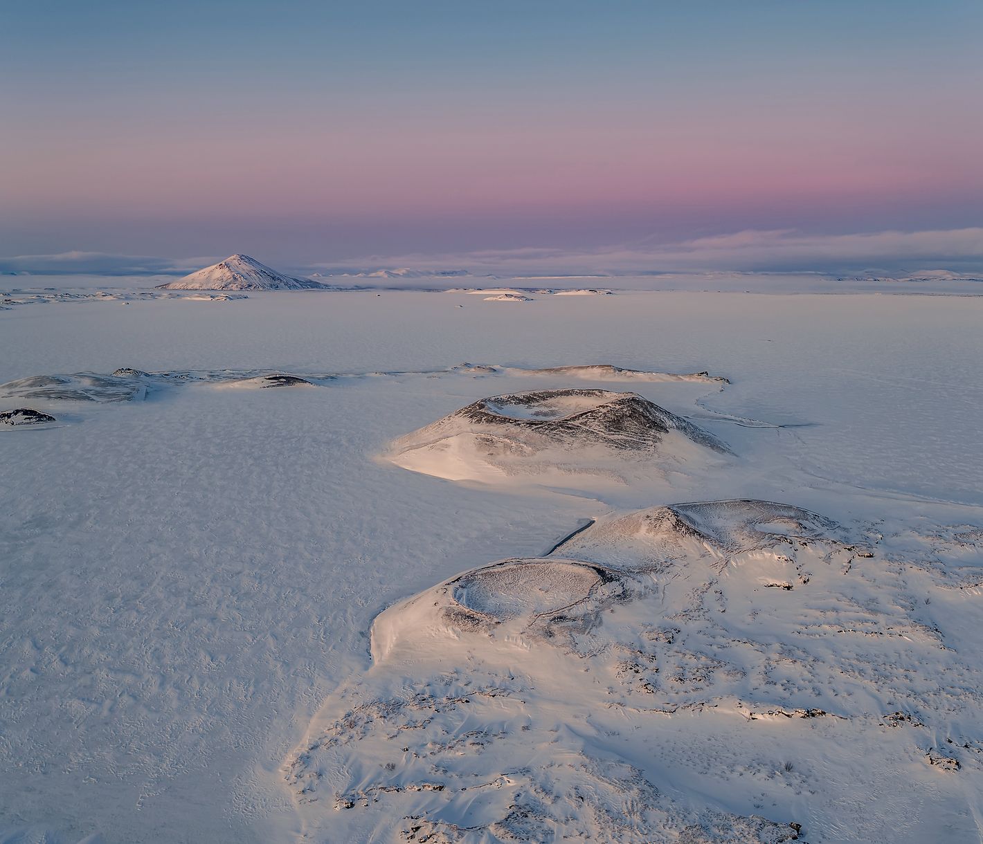 Pseudokrater entstehen, wenn flüssige Lava über Wasser fliesst.