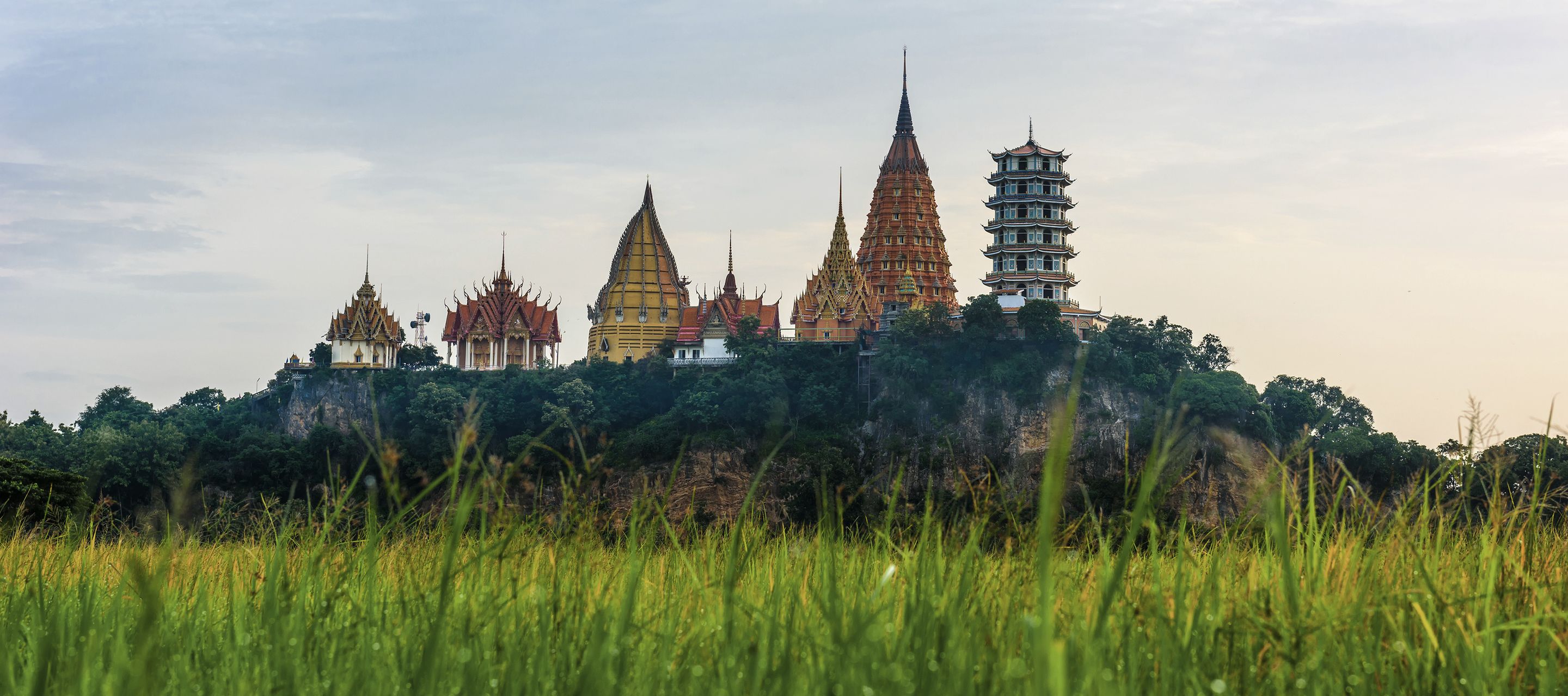 Der Wat Tham Sua ist ein buddhistischer Tempel nahe bei Kanchanaburi.