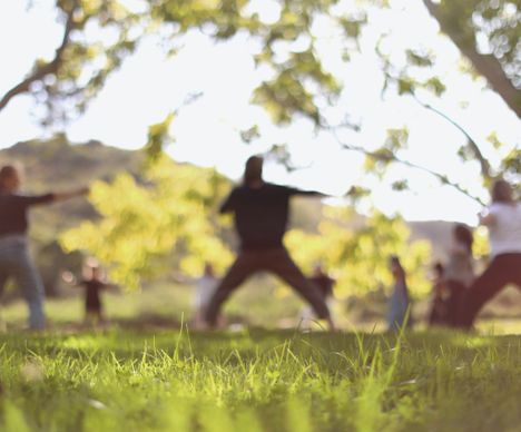 Tai-Chi gehört in China zum Frühsport. Mit Vorliebe wird die Kampfkunst in einem Park betrieben.