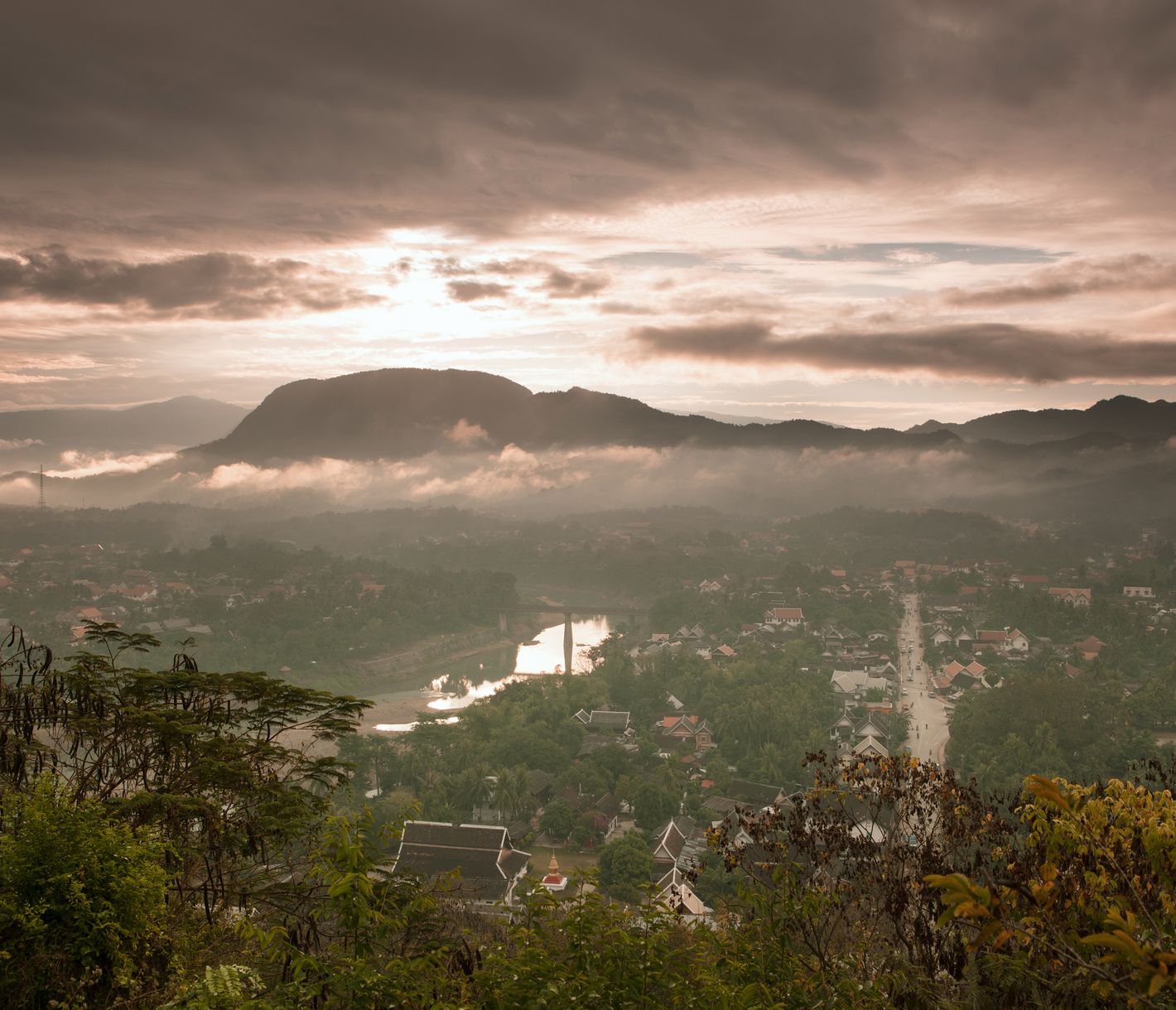 Mystische Morgenstimmung über Luang Prabang – ein Blick auf das Herz von Laos